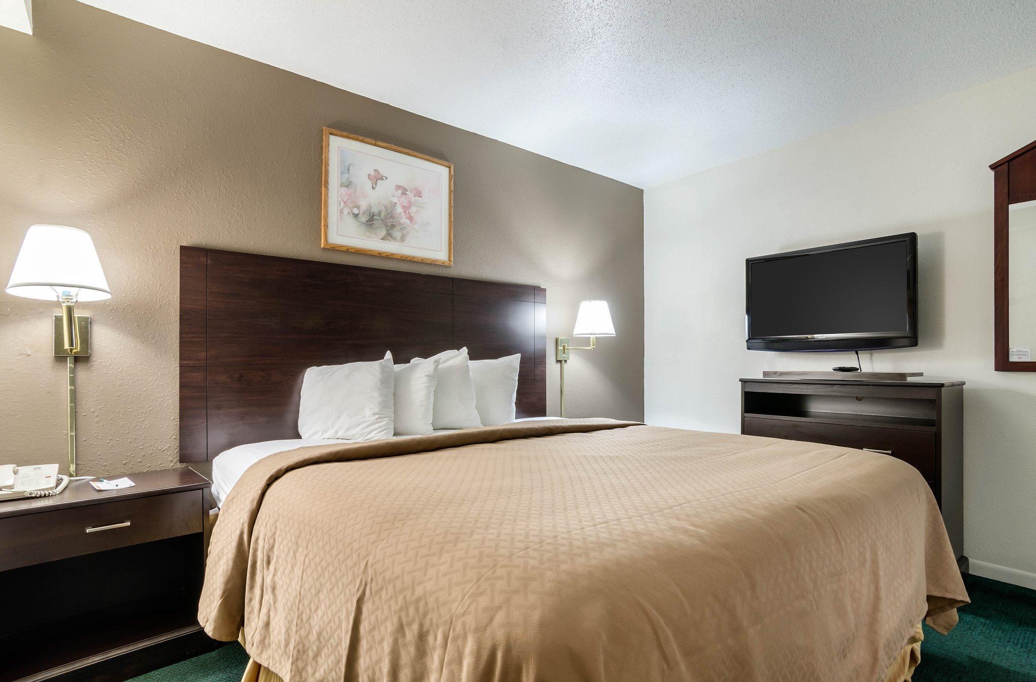 Colby Inn And Suites Exterior photo