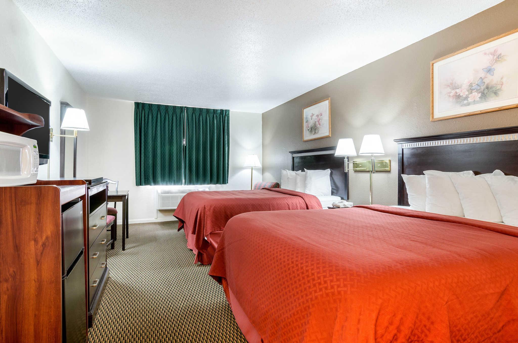 Colby Inn And Suites Exterior photo