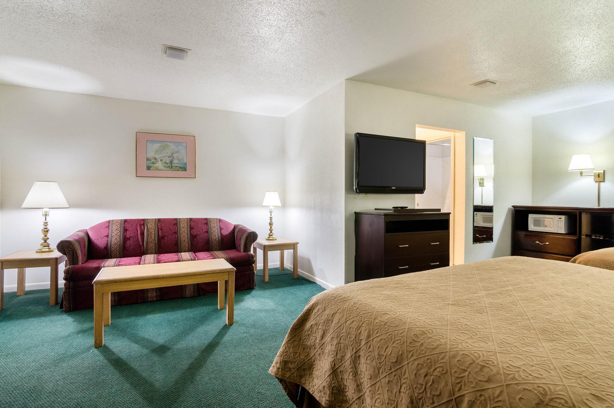 Colby Inn And Suites Exterior photo