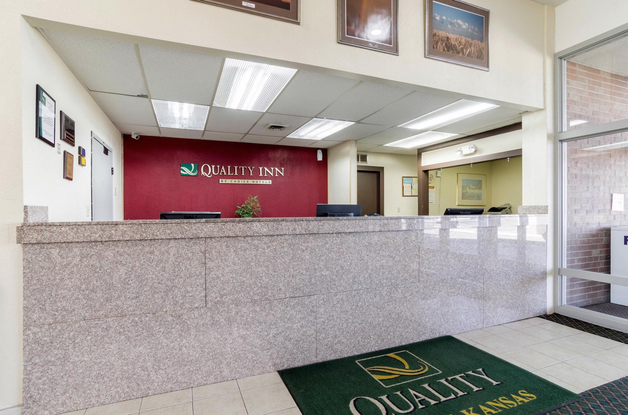 Colby Inn And Suites Exterior photo
