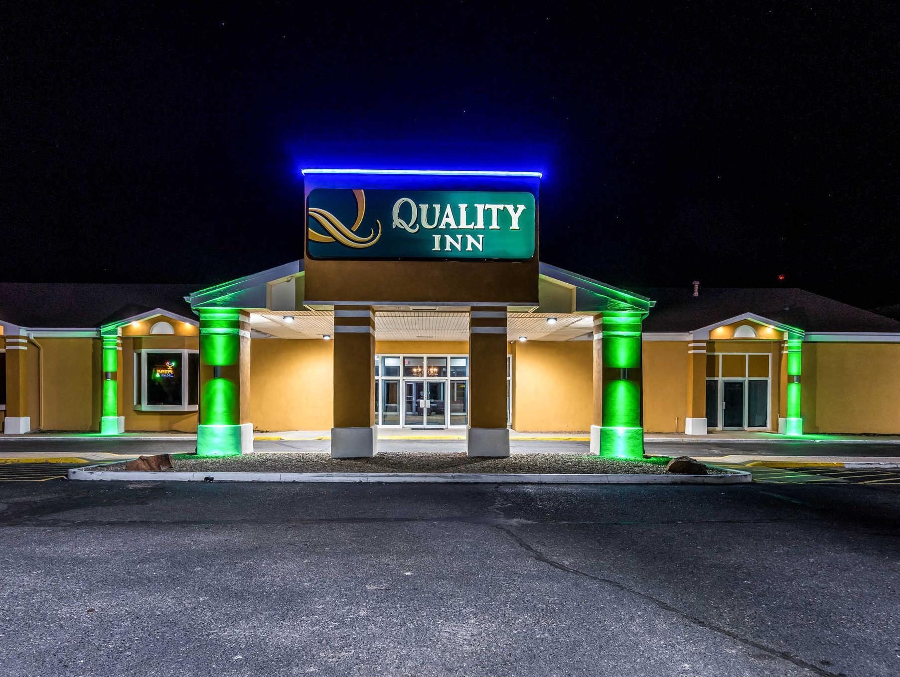 Colby Inn And Suites Exterior photo