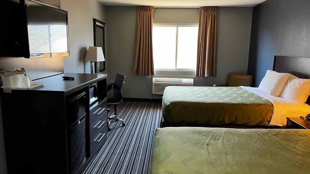 Colby Inn And Suites Exterior photo