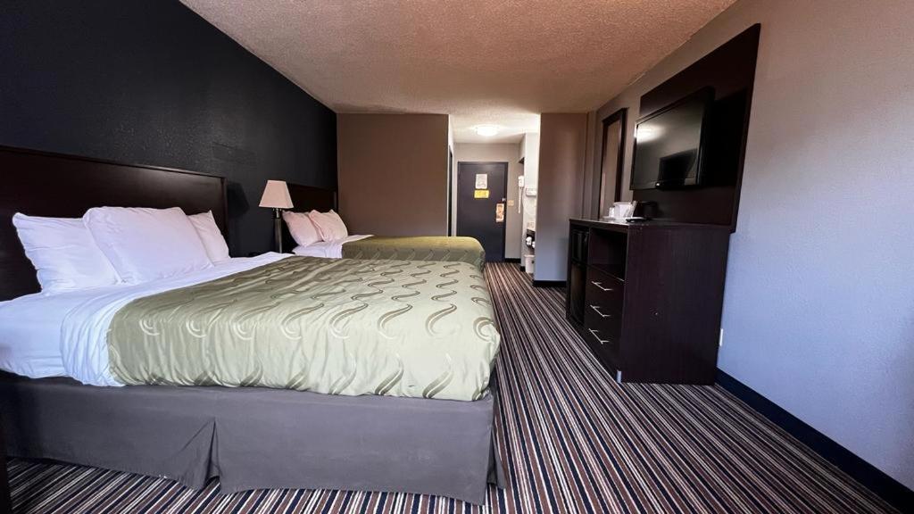 Colby Inn And Suites Exterior photo