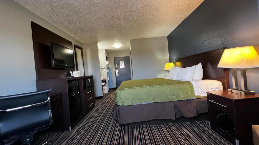 Colby Inn And Suites Exterior photo